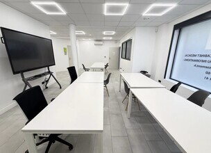 3 Rue De Chazelles, Paris for lease Interior Photo- Image 2 of 3