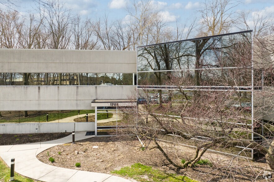 1715 Indian Wood Cir, Maumee, OH à louer - Photo du bâtiment - Image 3 de 6