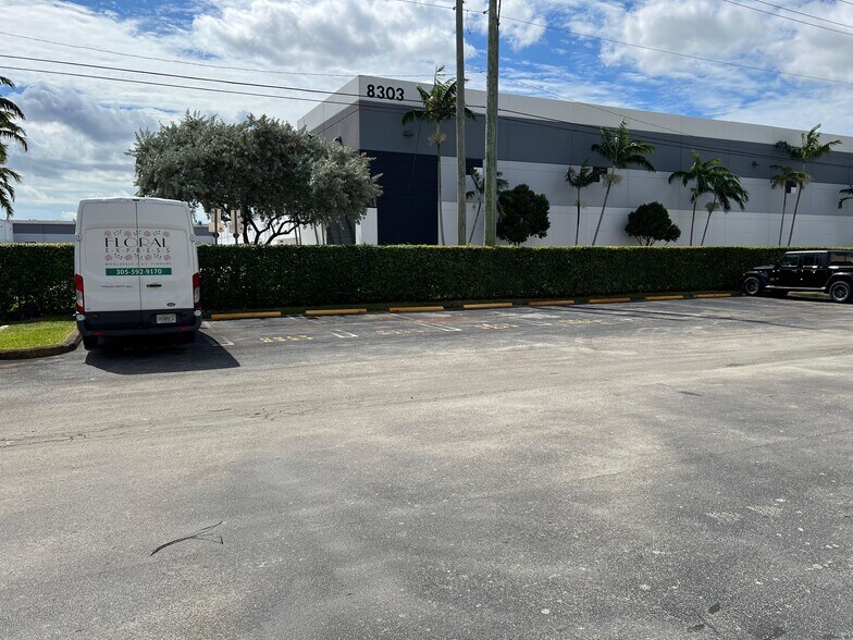 8200-8358 NW 30th Ter, Doral, FL à louer - Photo du bâtiment - Image 3 de 17