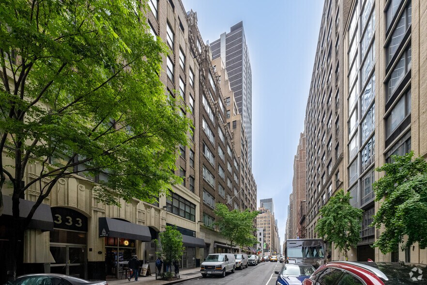 323 W 39th St, New York, NY for lease - Primary Photo - Image 1 of 10