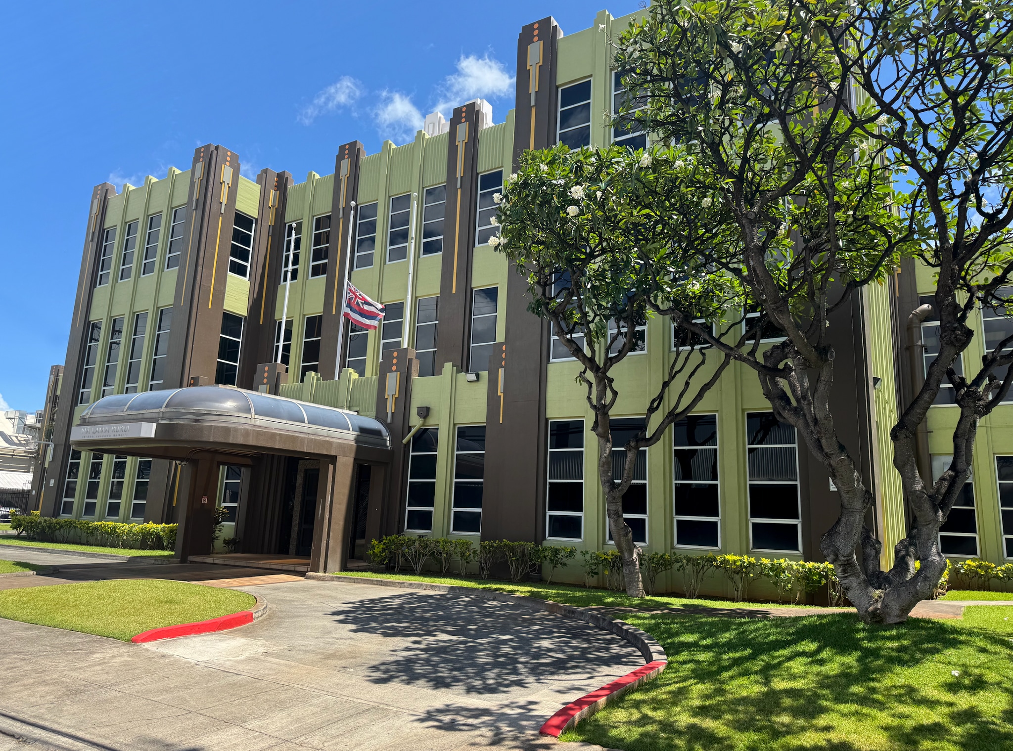 560 Nimitz Hwy, Honolulu, HI for lease Building Photo- Image 1 of 8