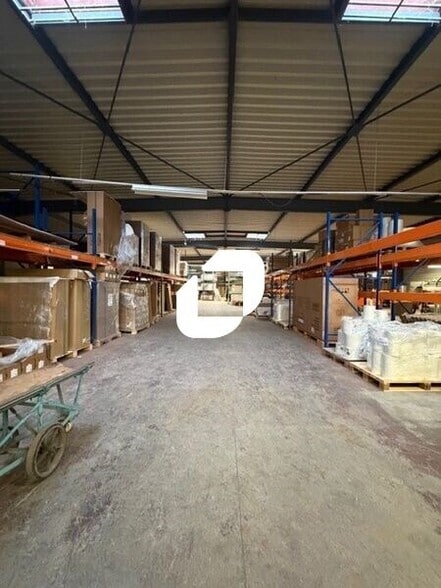 Flex in Orgeval for lease - Interior Photo - Image 2 of 7