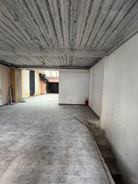 Retail in Clichy for lease - Interior Photo - Image 1 of 7