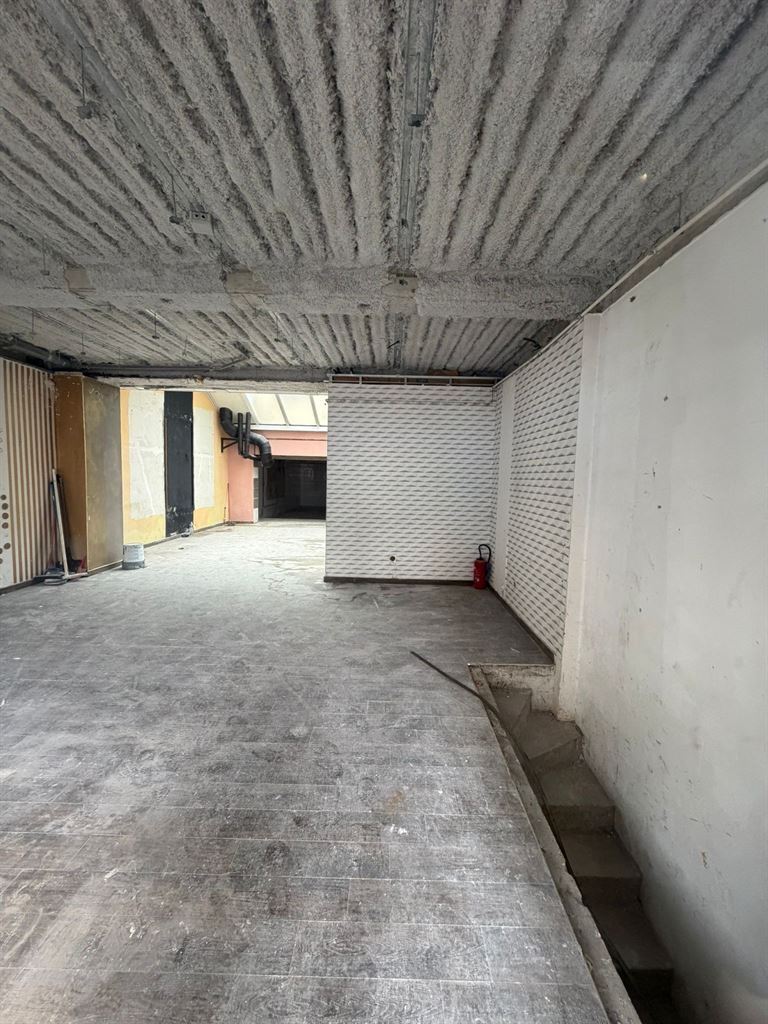 Retail in Clichy for lease Interior Photo- Image 1 of 8