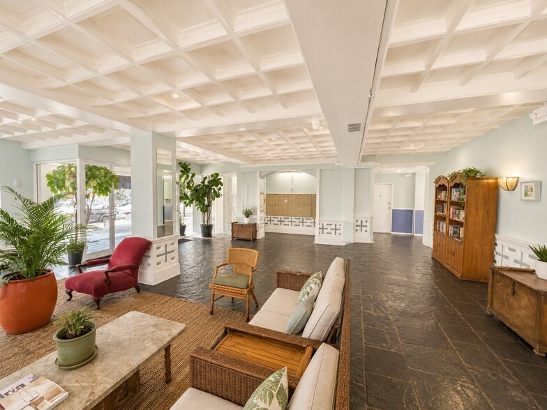 634 S Gramercy Pl, Los Angeles, CA for lease - Building Photo - Image 3 of 8