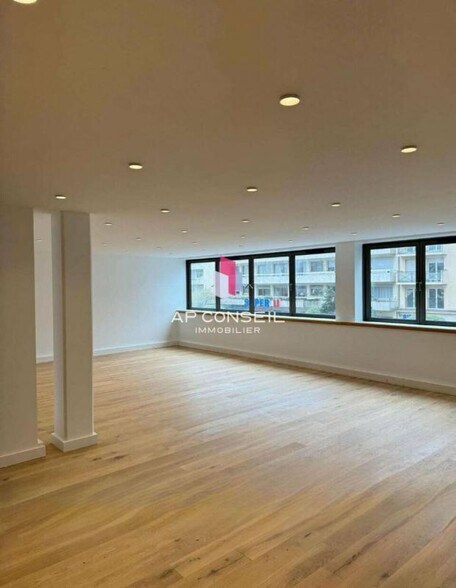 Office in Viroflay for lease - Interior Photo - Image 1 of 4