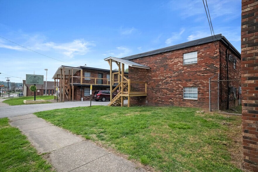 1607 Bigley Ave, Charleston, WV à vendre - Photo du bâtiment - Image 2 de 18