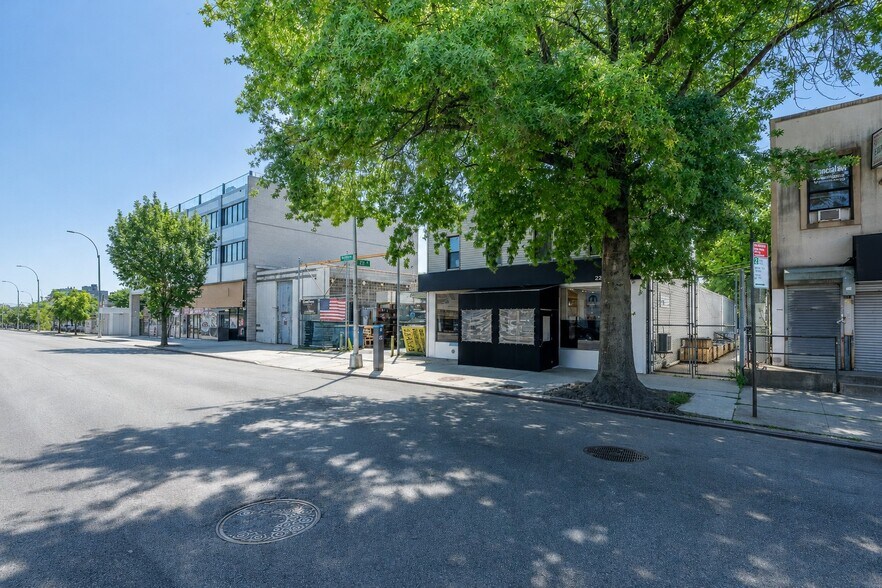 21120 Northern Blvd, Bayside, NY à vendre - Photo du bâtiment - Image 2 de 4