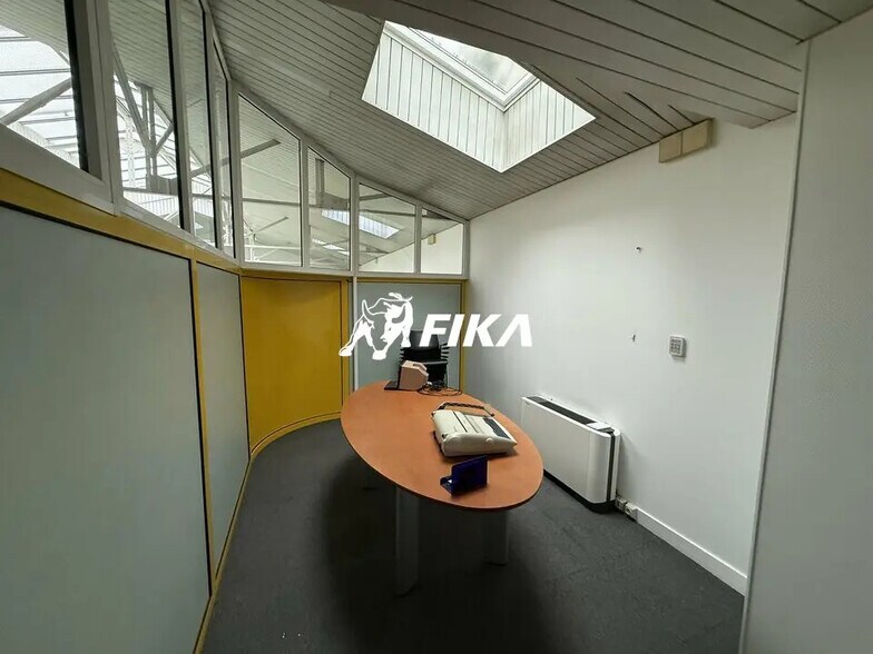 Office in Bordeaux for lease - Building Photo - Image 3 of 5