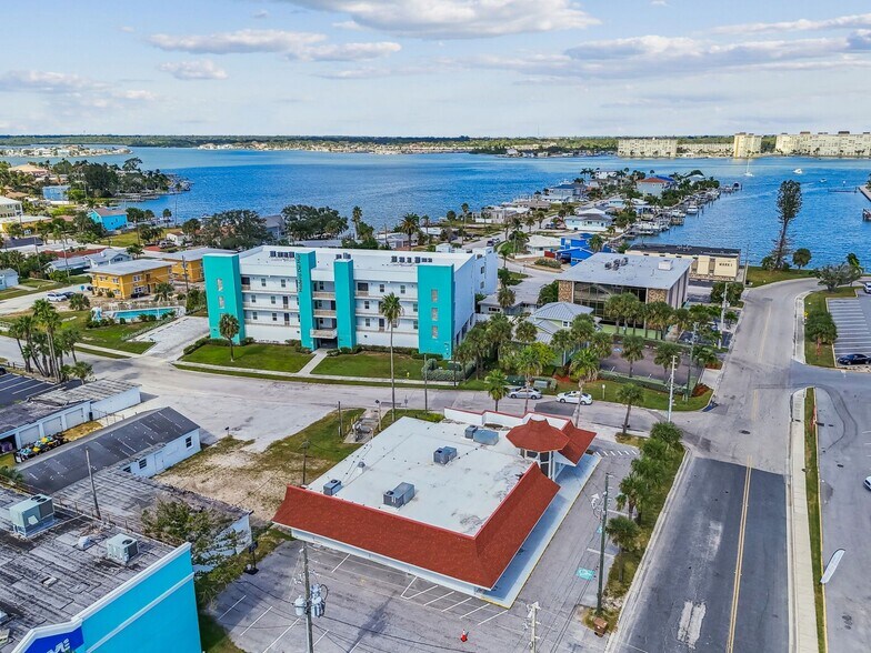 50 153rd Ave, Madeira Beach, FL à vendre - Photo du bâtiment - Image 3 de 43