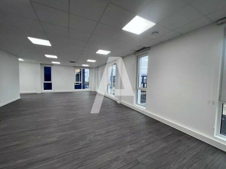 Flex in Moissy-Cramayel for lease - Interior Photo - Image 2 of 5