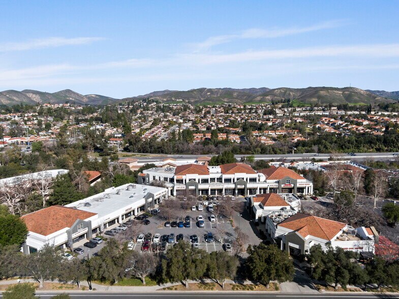 Agoura Hills Town Center portefeuille de 2 propriétés à vendre sur LoopNet.ca - Photo principale - Image 2 de 12