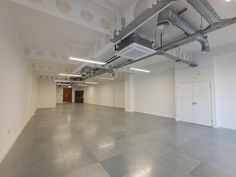 31-33 High St, Crawley à louer - Photo du bâtiment - Image 3 de 7