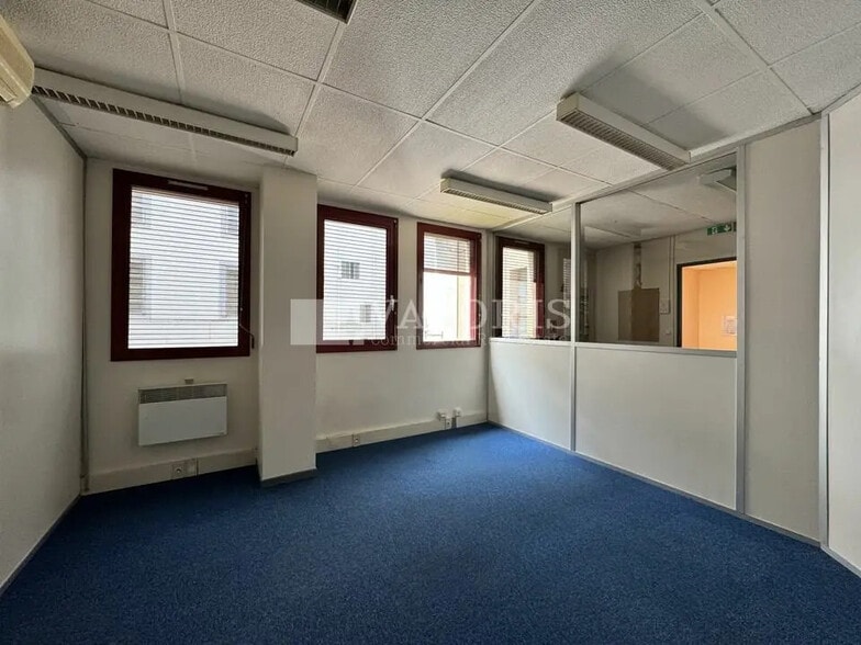 Office in Lyon for lease - Interior Photo - Image 2 of 7