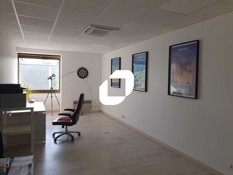 Office in Orgeval for lease - Interior Photo - Image 2 of 7