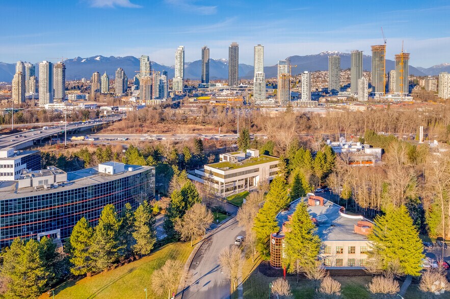 3185 Willingdon Green, Burnaby, BC à louer - Photo du bâtiment - Image 2 de 5