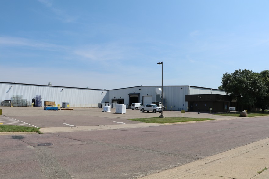 304 Lundin Blvd, Mankato, MN for sale - Building Photo - Image 1 of 1