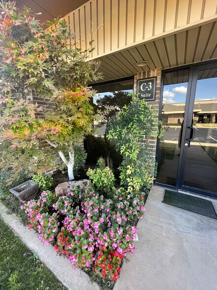 510 E Memorial Rd, Oklahoma City, OK à louer - Photo du bâtiment - Image 3 de 7