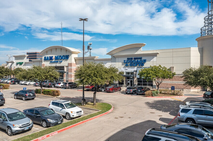 11818-11834 Harry Hines Blvd, Dallas, TX à louer - Photo du bâtiment - Image 2 de 6