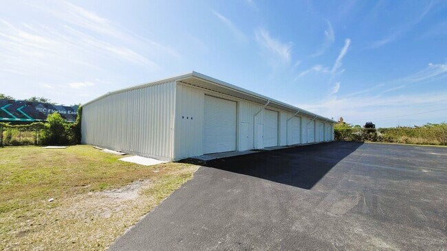 Plus de détails pour 946 13th Ln, Vero Beach, FL - Industriel à louer