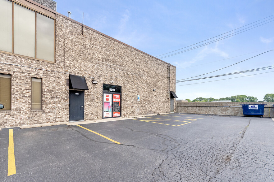 5241-5249 Touhy Ave, Skokie, IL for lease - Building Photo - Image 2 of 28