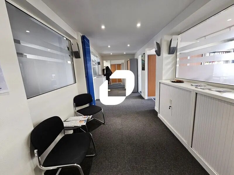 Office in Versailles for lease Building Photo- Image 1 of 22