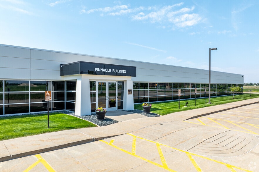 12150 Meredith Dr, Urbandale, IA à louer - Photo du bâtiment - Image 1 de 15