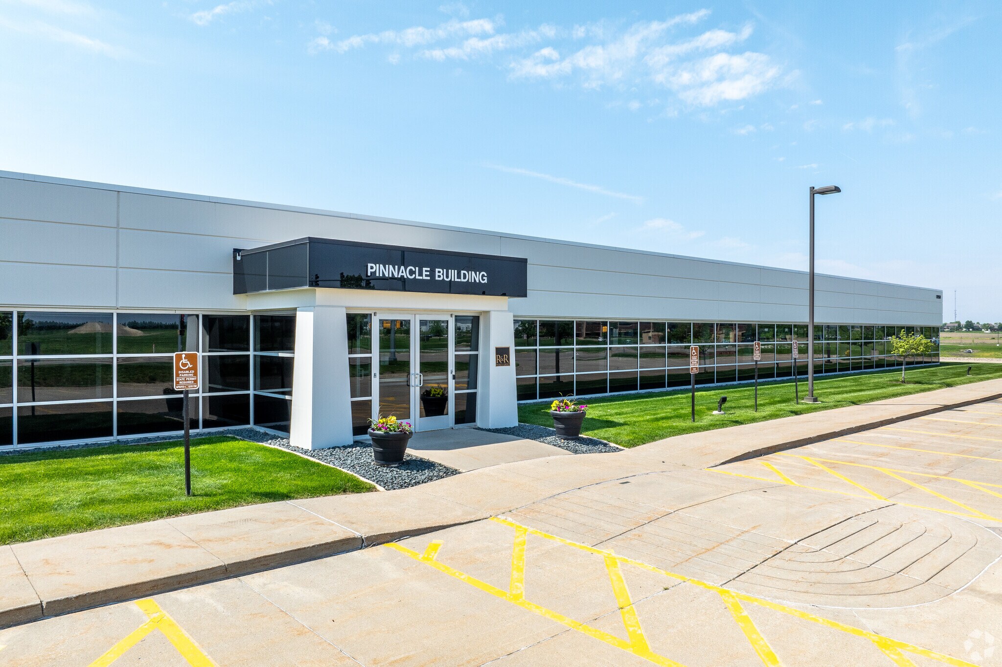 12150 Meredith Dr, Urbandale, IA à louer Photo du bâtiment- Image 1 de 16