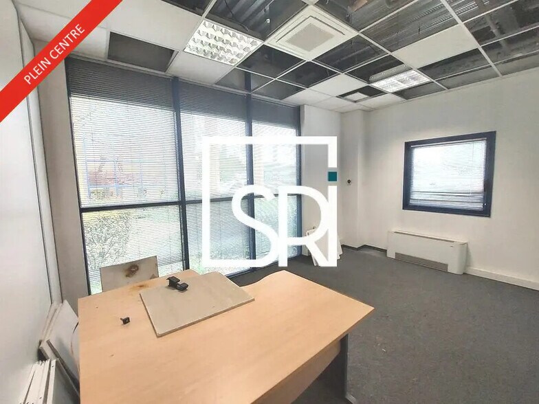 Office in Clermont-Ferrand for lease - Interior Photo - Image 1 of 10
