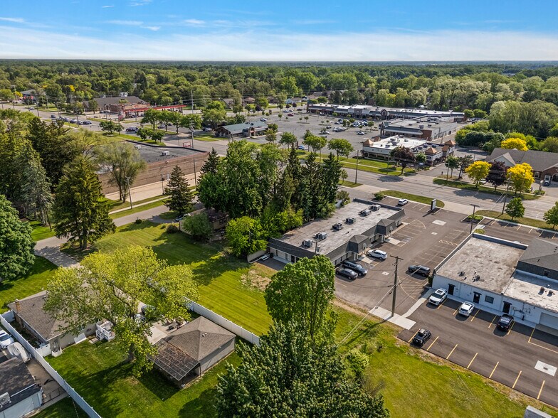 48701 Van Dyke Ave, Shelby Township, MI à vendre - Photo du bâtiment - Image 3 de 11