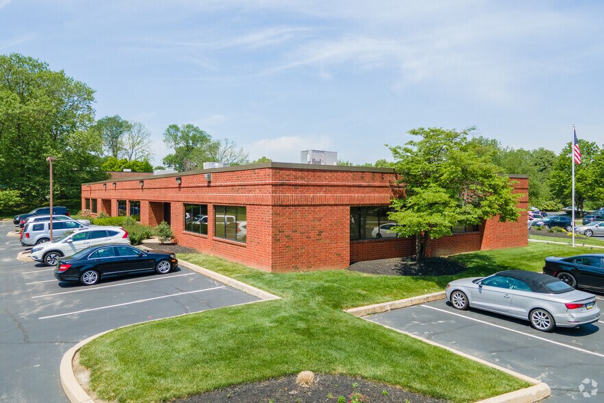 748 Springdale Dr, Exton, PA à louer - Photo du bâtiment - Image 2 de 4