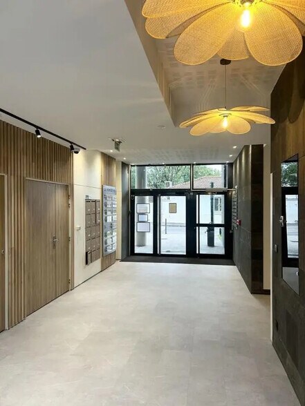 Office in Lyon for sale - Lobby - Image 1 of 13