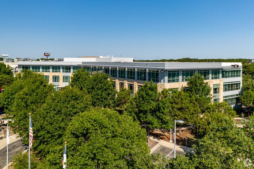 11305 Four Points Dr, Austin, TX à louer - Photo du bâtiment - Image 3 de 6