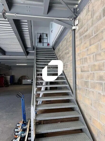 Flex in Neuilly-Plaisance for lease - Building Photo - Image 2 of 11