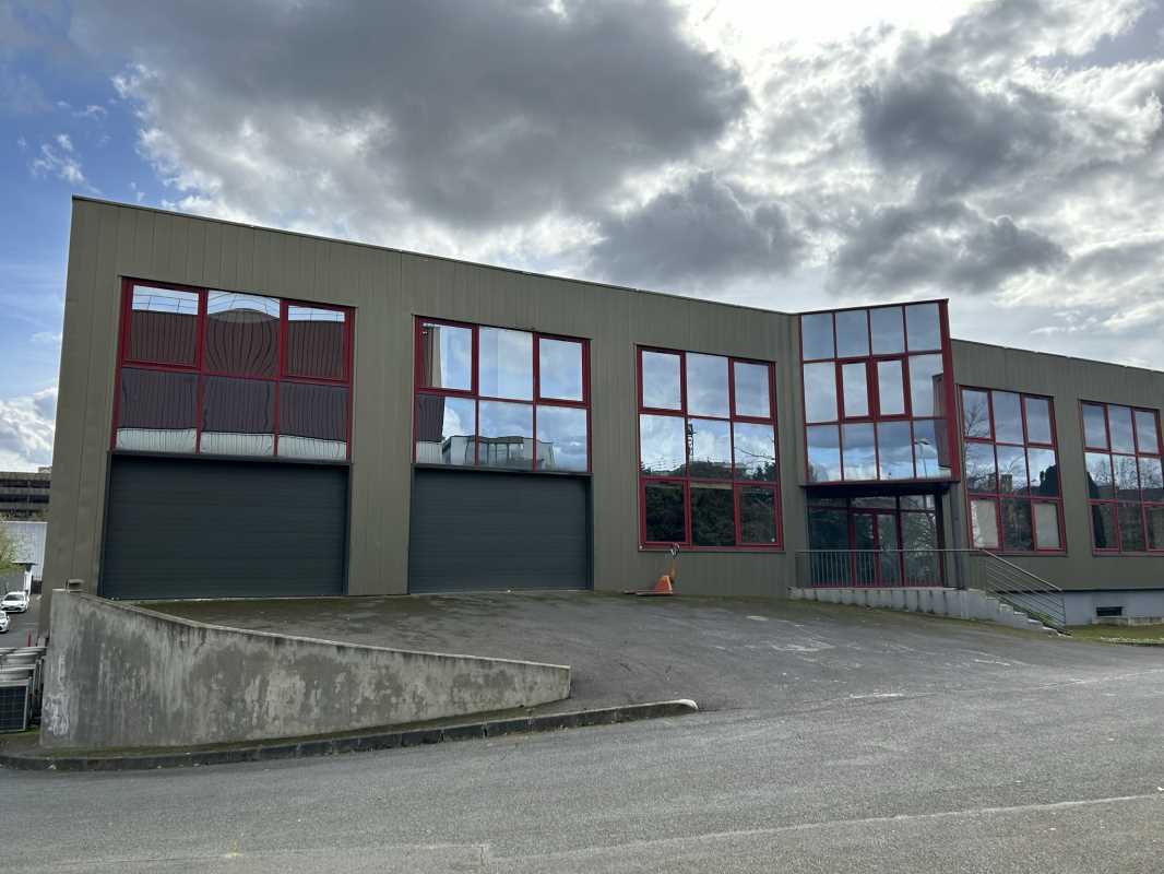 Industrial in Créteil for lease Building Photo- Image 1 of 15