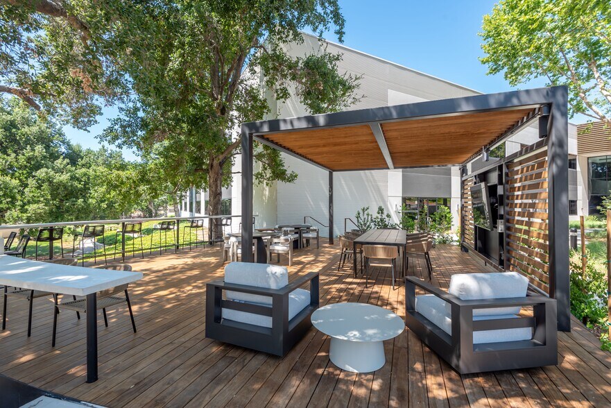 30601 Agoura Rd, Agoura Hills, CA à louer - Photo du bâtiment - Image 2 de 5