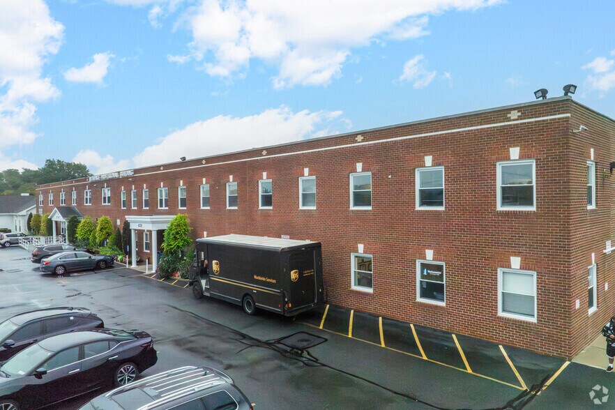 4230-4250 Hempstead Tpke, Bethpage, NY à louer - Photo du bâtiment - Image 3 de 4