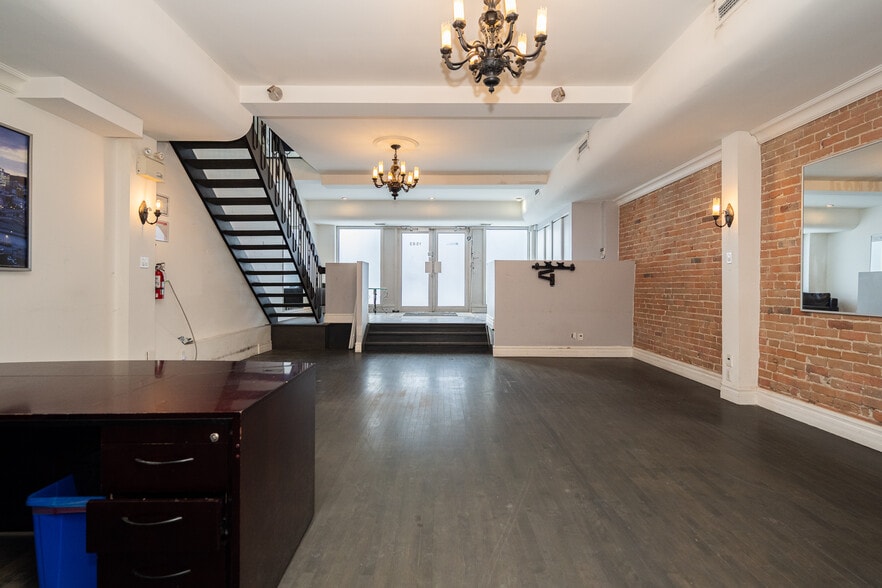 1583 Rue Saint-Hubert, Montréal, QC for sale - Interior Photo - Image 3 of 36