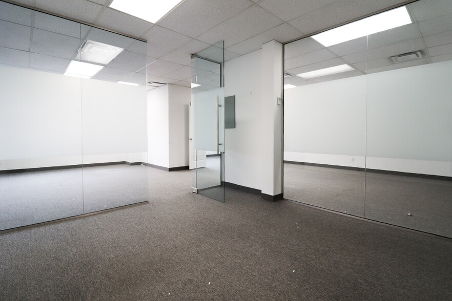 734-752 Sheppard Ave E, Toronto, ON à louer - Photo intérieure - Image 3 de 7