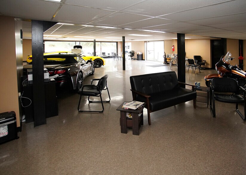 9947 Brooklyn Rd, Brooklyn, MI for sale - Interior Photo - Image 2 of 13