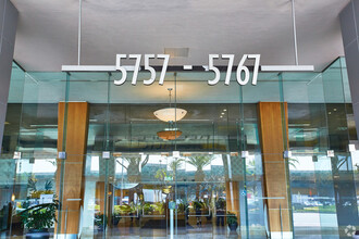 5757 W Century Blvd, Los Angeles, CA à louer Hall d’entrée- Image 2 de 10