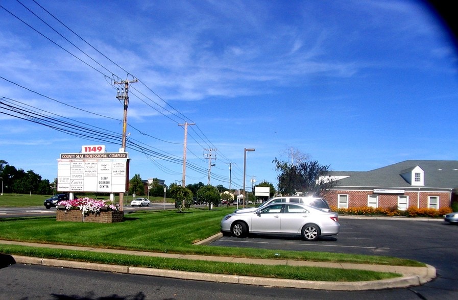 1149 Old Country Rd, Riverhead, NY à louer - Photo du bâtiment - Image 3 de 10