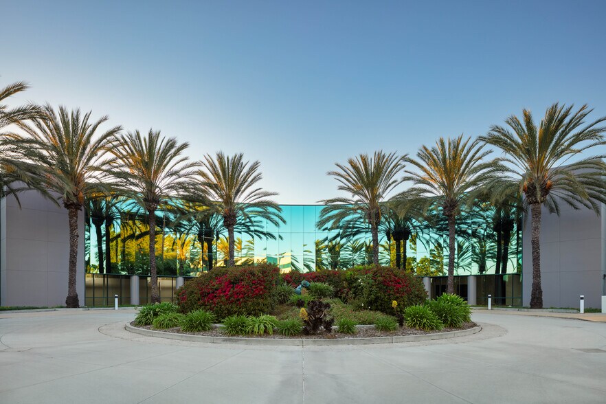 2885 Loker Ave E, Carlsbad, CA à louer - Photo du bâtiment - Image 1 de 10