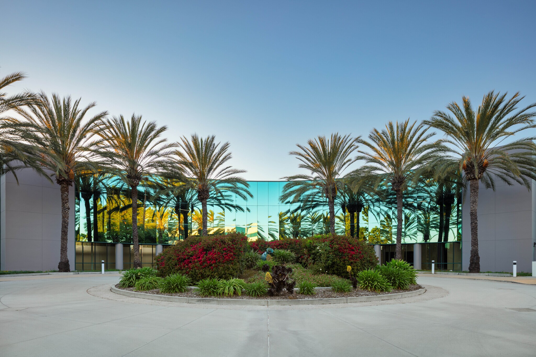 2885 Loker Ave E, Carlsbad, CA à louer Photo du bâtiment- Image 1 de 11