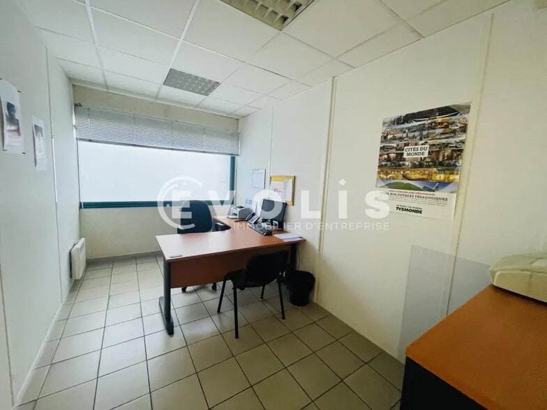 Office in Melun for lease - Interior Photo - Image 3 of 5