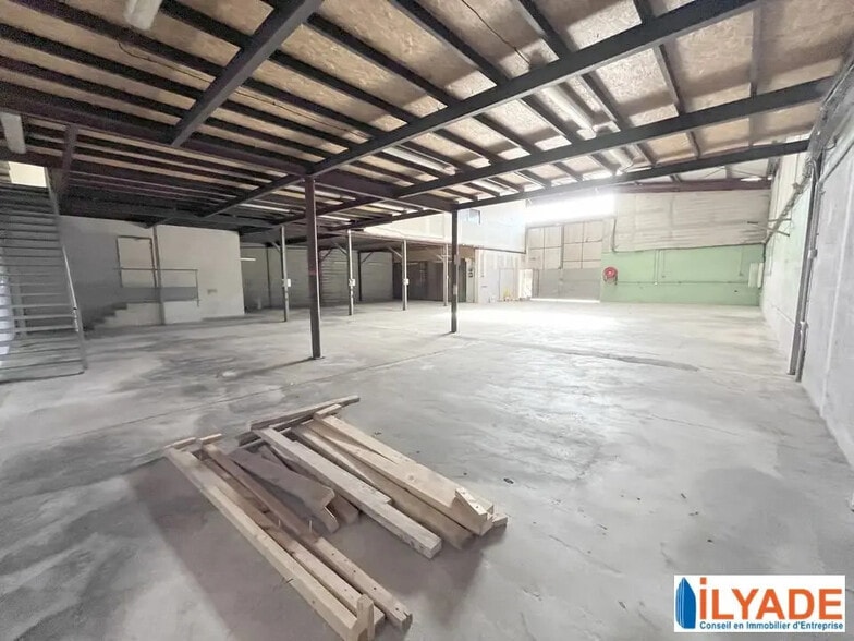 Flex in Aubagne for lease - Interior Photo - Image 1 of 6