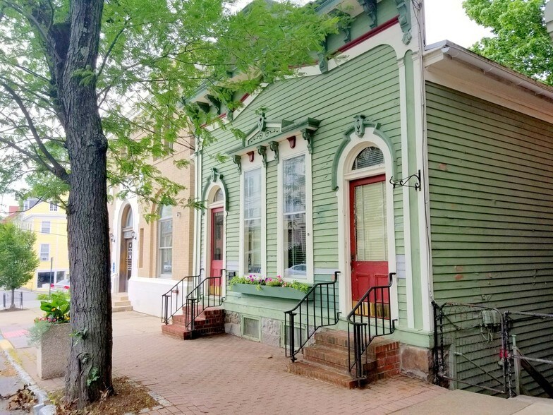 325 Front St, Belvidere, NJ à louer - Photo du bâtiment - Image 3 de 17