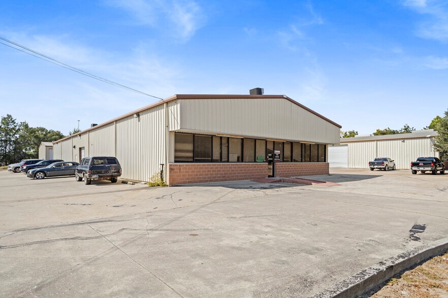 1504 S Frazier St, Conroe, TX for lease - Building Photo - Image 2 of 17