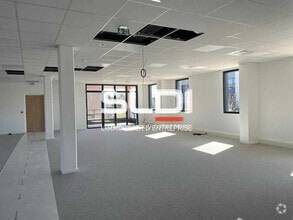 Bureau dans Vénissieux à louer Photo du bâtiment- Image 2 de 10