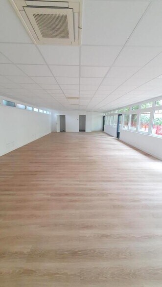 Office in Versailles for lease - Interior Photo - Image 1 of 9